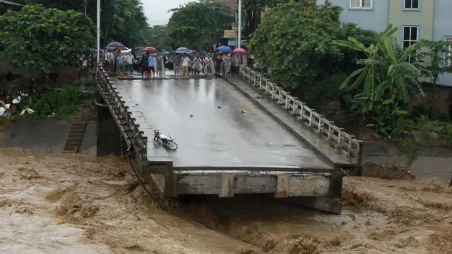 Cầu Ngòi Thia ở Yên Bái lũ cuốn làm sập và gãy hai nhịp cầu