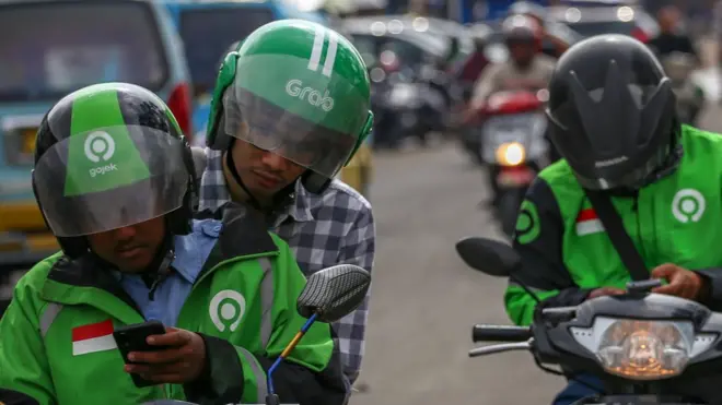 Pengemudi ojek online menunggu pelanggan