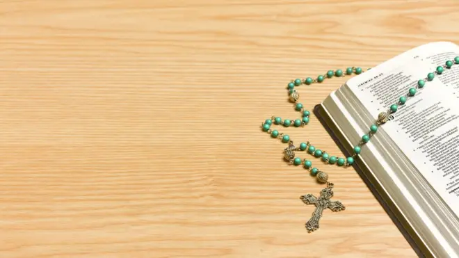 Biblia y rosario