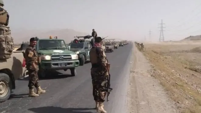 شاه حسین مرتضوي لیکي چې دا غزني ته په لار تازه دم سرتېري دي.