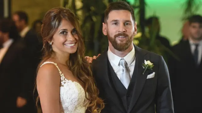 ارجنٹینا کے معروف فٹبالر لیونل میسی اپنی اہلیہ اینٹولینا روکوزو کے ساتھ شادی کے موقع پر