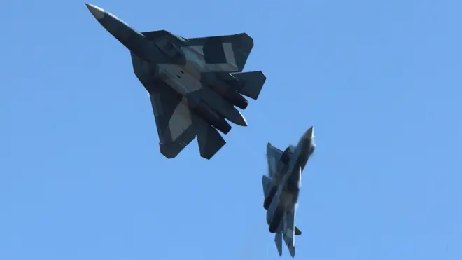 Су-57 во время воздушного парада на авиационном фестивале "Форсаж-2017"