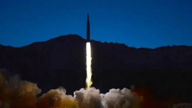 북한은 지난달 11일 발사한 미사일 사진을 하루 뒤인 12일 공개했다