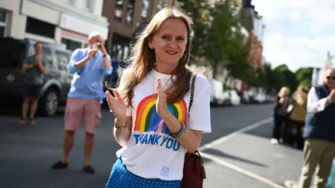 7月5日，防疫隔离解除后的民众也在街头加入鼓掌致谢。