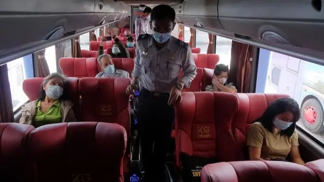Petugas memeriksa penumpang bus saat pengecekan protokol kesehatan di Terminal Tipe A Mengwi, Badung, Bali, Senin (26/04).