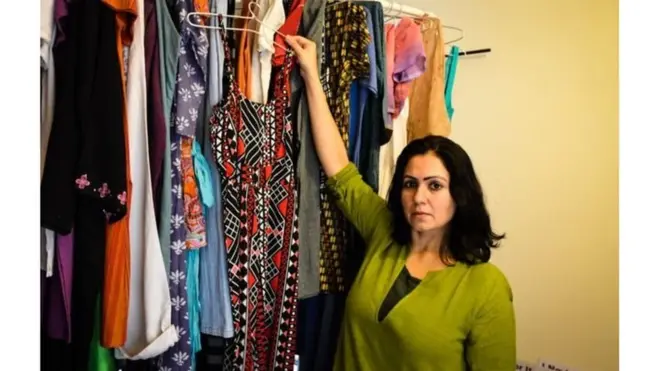 Jasmeen Patheja akionyesha nguo za waathiriwa wa ubakaji