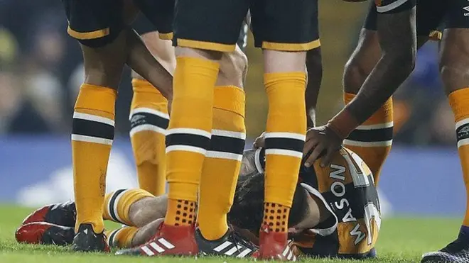 Ryan Mason akiwa chini baada ya kugongana kichwa na beki wa Chelsea Gary Cahill