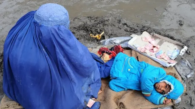 افغانستان کې له لسيزو رواني جگړې سلگونه زره ښځې کونډې کړي