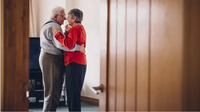 Британські лікарі зможуть "призначати" людям, що страждають від самотності, уроки танців