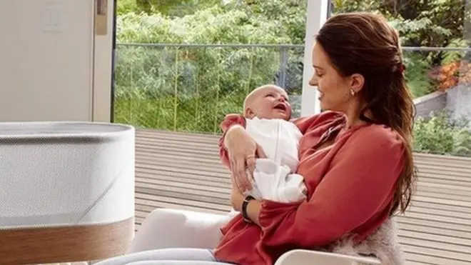 बच्चे को खिलाती हुई मां