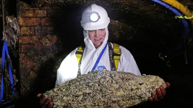 Um técnicojogar na federal onlineesgoto segura um 'fatberg'jogar na federal onlineum túneljogar na federal onlineLondres