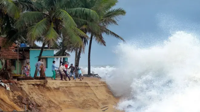 جزیرہ نما انڈیا کا زیادہ تر ساحلی علاقہ زمین کے کٹاؤ کے خطرے سے دو چار ہے جو ساحلی علاقوں میں انفراسٹرکچر کی تعمیر سے مزید خطرے کا شکار ہو سکتا ہے، کیونکہ اس کی وجہ سے ریت کی قدرتی منتقلی متاثر ہوتی ہے
