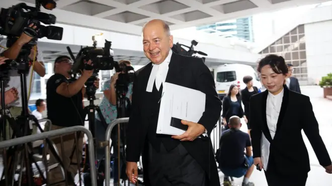 佩里斯過去多次受香港政府委託，起訴不同的刑事案件，包括被指公職人員行為失當的前特首曾蔭權和被指貪污的前政務司司長許仕仁。