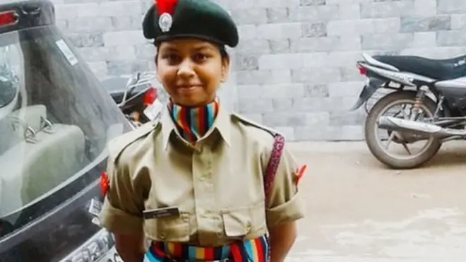 අනාමිකා හමුදාවට එක්වීමට බලාපොරොත්තුවෙන් සිටි සිසුවියකි