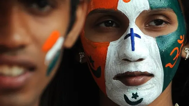 ముఖంపై నాలుగు మతాల చిహ్నాలను పెయింట్ చేసుకున్న యువతి