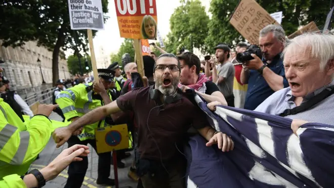 Algunos manifestantes se confrontaron con la policía en una jornada de protestas por varios puntos de Londres.
