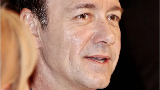 倫敦的老維克劇院說已經有20人前來投訴史派西的不檢點行為。他曾在老維克劇院做過藝術總監多年。