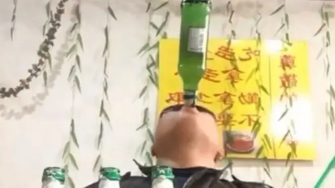 他能在短时间内喝下大量酒精等混合饮料。