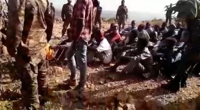 እቶም ሲቪላዊ ክዳን ዝተኸደኑ ደዊ ተባዕትዩ ቅድሚ ምርሻኖም ብወተሃደራት ተኸቢቦም እንከለዉ