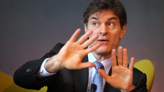 Los críticos de Oz lo han acusado de beneficiarse económicamente de los "productos milagro" que presenta, algo que siempre ha rechazado.