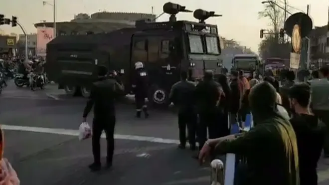 کاربرد ابزار قدرت برای جبران فقدان اعتبار حکومتی به سرعت جنبه متعارف می‌یابد و کارآیی خود را از دست می‌دهد