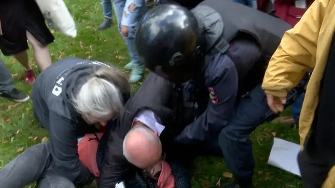 Толпа отбивает женщину от полицейских