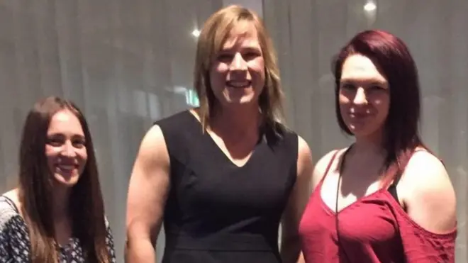 Hannah Mouncey (tengah) sebelumnya adalah pemain tim bola tangan pria Australia sebelum pindah kelamin.