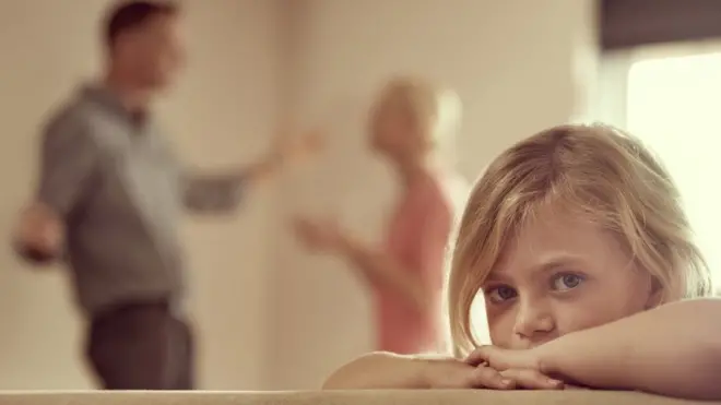 девочка на фоне спорящих родителей