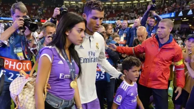 Cristiano Ronaldo na mpenziwe pamoja na mwanawe