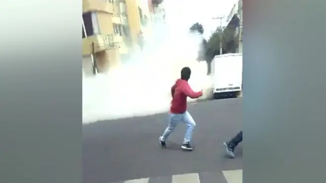 Momento del derrumbre de un edificio en México