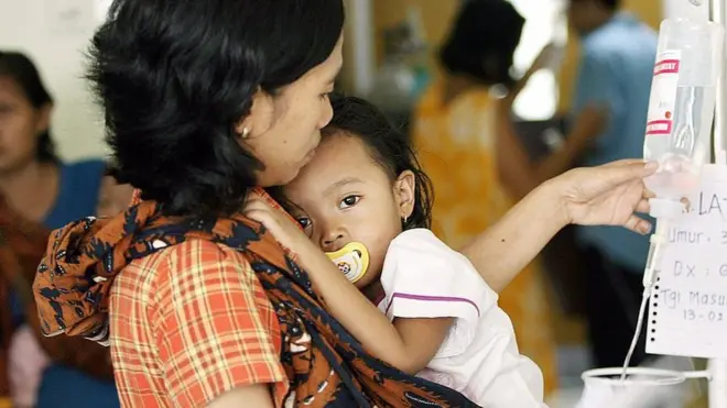 Ilustrasi: Seorang ibu merawat anaknya yang menderita diare karena kondisi sanitasi yang buruk di rumah mereka setelah banjir selama seminggu di di Jakarta, 14 Februari 2007.