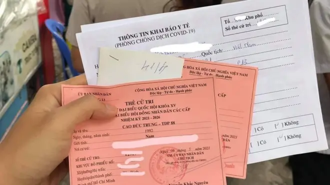 Bạn Cao Đức Trung chụp lại quá trình thực hiện quyền bầu cử của mình