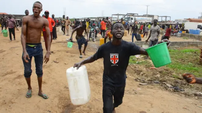 Pipo dey scoop fuel l from fallen tanker for Lagos-Ibadan Expressway on April 8