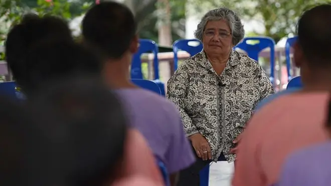 ศ.ภญ.ดร. กฤษณาแวะมาพูดคุยกับผู้เข้ารับการบำบัดยาเสพติดรุ่นแรกไม่ต่ำกว่า 4 ครั้งในรอบ 2 เดือน