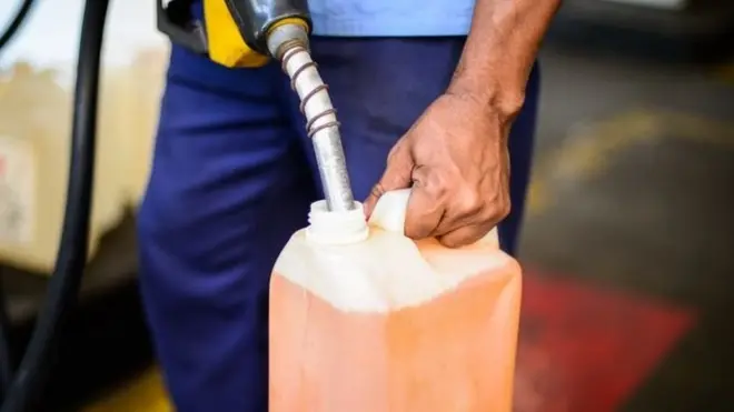 Mesmo com sucessivos aumentos, preço da gasolina ainda está mais baixo que paridade internacional