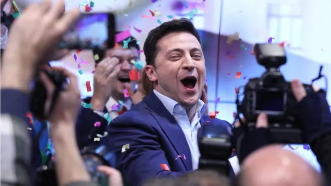 Вираз обличчя, коли розумієш, що станеш президентом. На фото - Володимир Зеленський після оприлюднення результатів екзит-полів. 21 квітня 2019 року