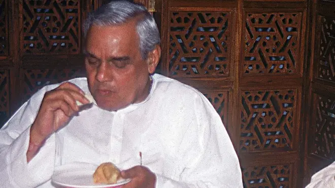 મિઠાઈ ખાતા વાજપેયી