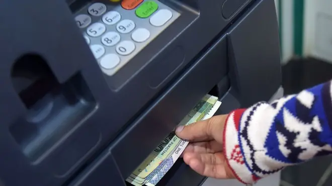 بینکوں میں اکاؤنٹ کھلوانے والی پاکستانی خواتین کی تعداد اتنی کم کیوں؟