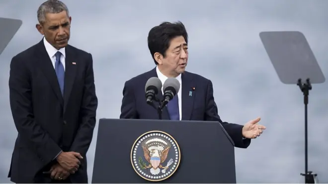 安倍晋三（前）与奥巴马（后）（27/12/2016）
