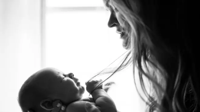 Жінка з немовлям