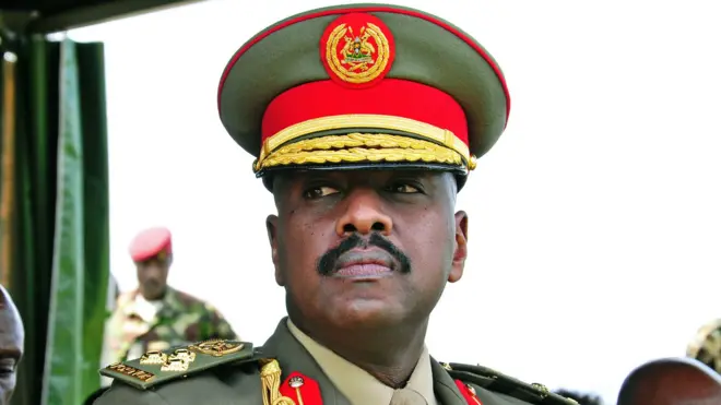 Mwana wa Rais Yoweri Museveni, Meja Jenerali Muhoozi Kainerugaba alipokuwa anapandishwa cheo kuwa meja jenerali Mei 25, 2016.