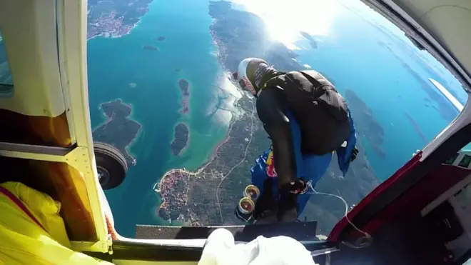 Три скайдайвера отметили День святого Валентина воздушной экскурсией к Острову любви.