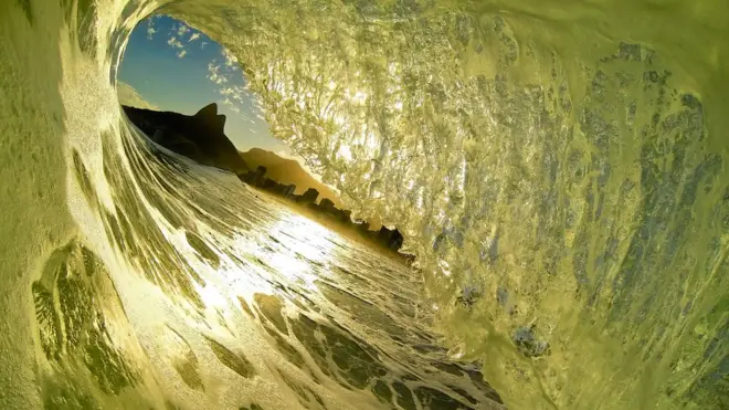 Llegaron con las olas.