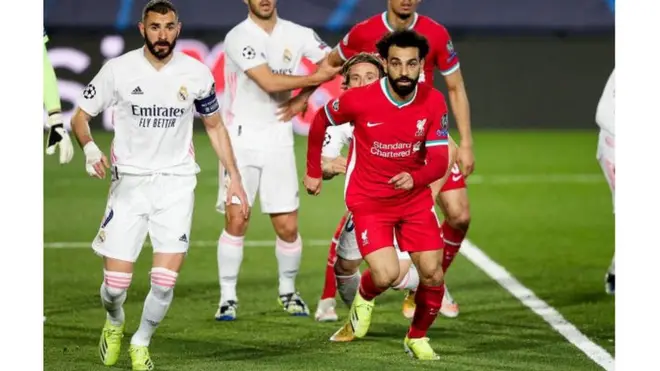 Benzema (kushoto) na Salah katika fainali ya ligi ya mabingwa Ulaya, 2018