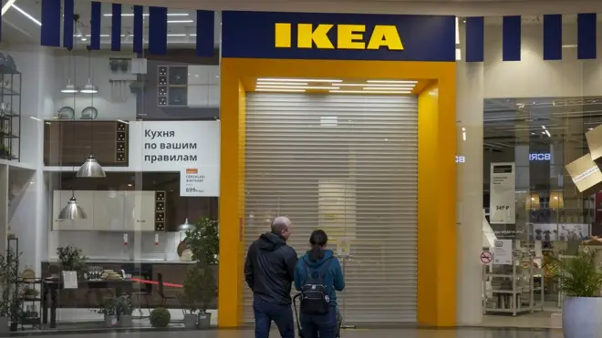 Người dân đứng ngoài một cửa hàng của Ikea hiện đang đóng cửa tại Moscow