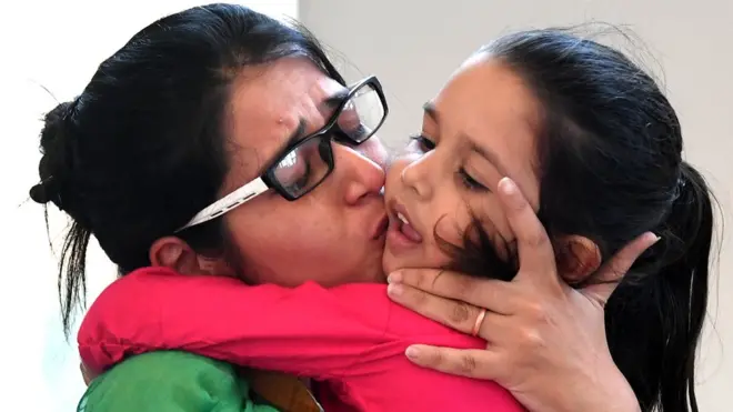 उज़मा अहमद भारत वापसी के बाद अपनी बच्ची के साथ.