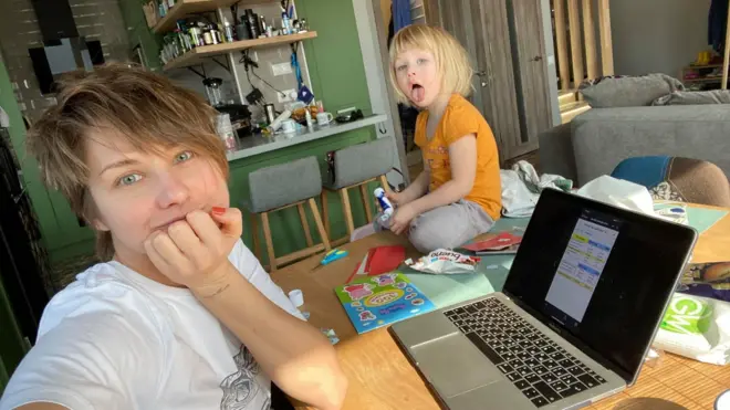 Вікторія Кузьмик розповідає, як це одночасно і працювати, і бавити дитину