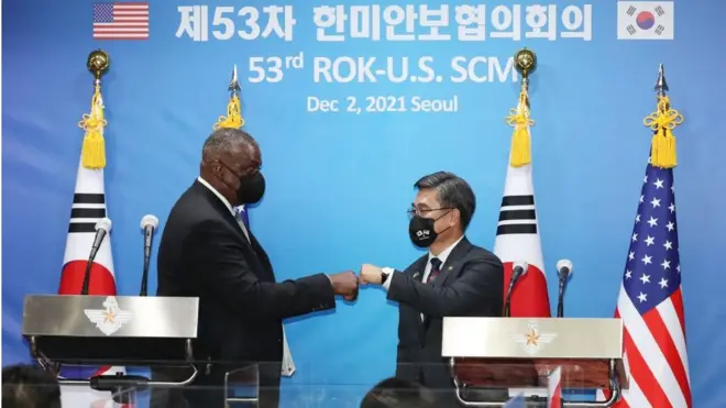 서욱 국방부 장관과 로이드 오스틴 미국 국방부 장관이 2일 서울 국방부 청사 브리핑룸에서 제53차 한·미 한미안보협의회(SCM) 공동기자회견을 마치고 주먹인사를 하고 있다