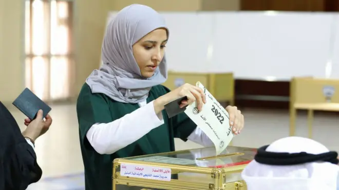 الناخبون الكويتيون يصوتون لاختيار ممثلبهم في مجلس الأمة الجديد