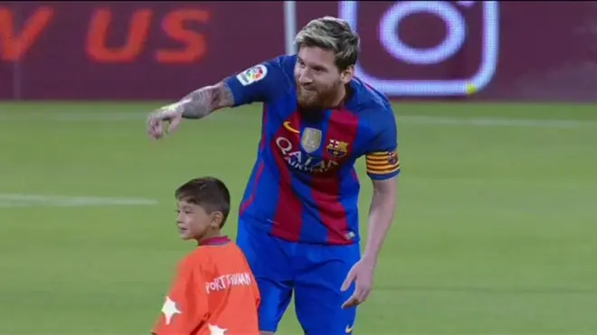 لیونل مېسي له افغان ماشوم سره ولیدل او هغه یې له ځان سره لوبغالي ته بوتلو